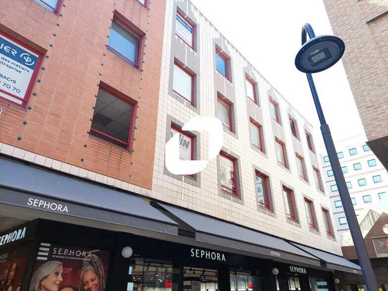 Bureau dans Montigny-le-Bretonneux à louer - Photo du bâtiment - Image 3 de 9