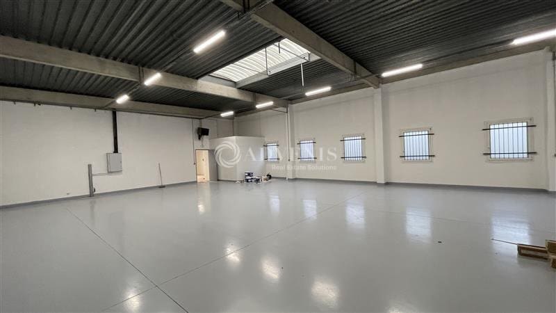 Flex in Lognes for lease - Interior Photo - Image 3 of 8