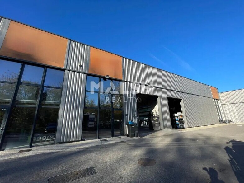 Office in Chaponost for lease - Building Photo - Image 1 of 12