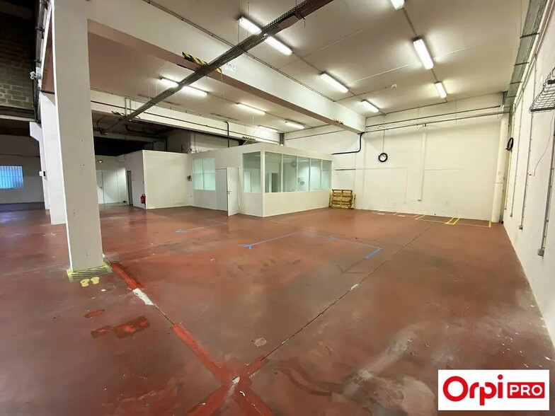 Flex in Verrières-Le-Buisson for lease - Interior Photo - Image 3 of 11