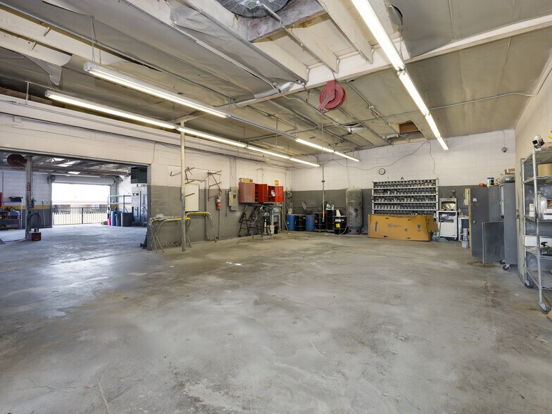 713-717 E El Segundo Blvd portfolio of 2 properties for sale on LoopNet.ca - Building Photo - Image 1 of 38