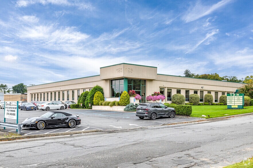 125 Michael Dr, Syosset, NY à louer - Photo du bâtiment - Image 3 de 25