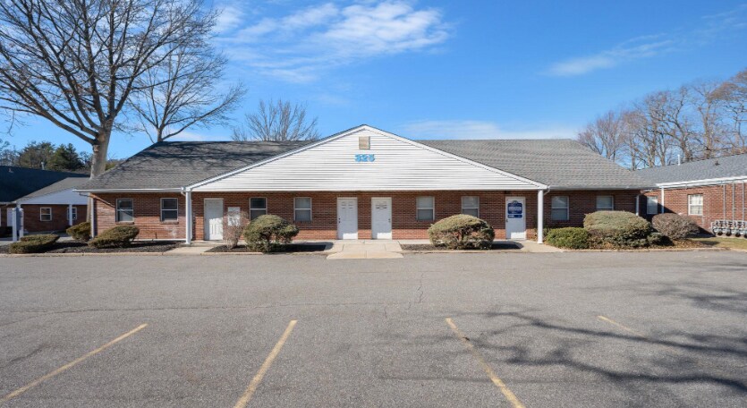 325 E Main St, Smithtown, NY à vendre - Photo du bâtiment - Image 3 de 10