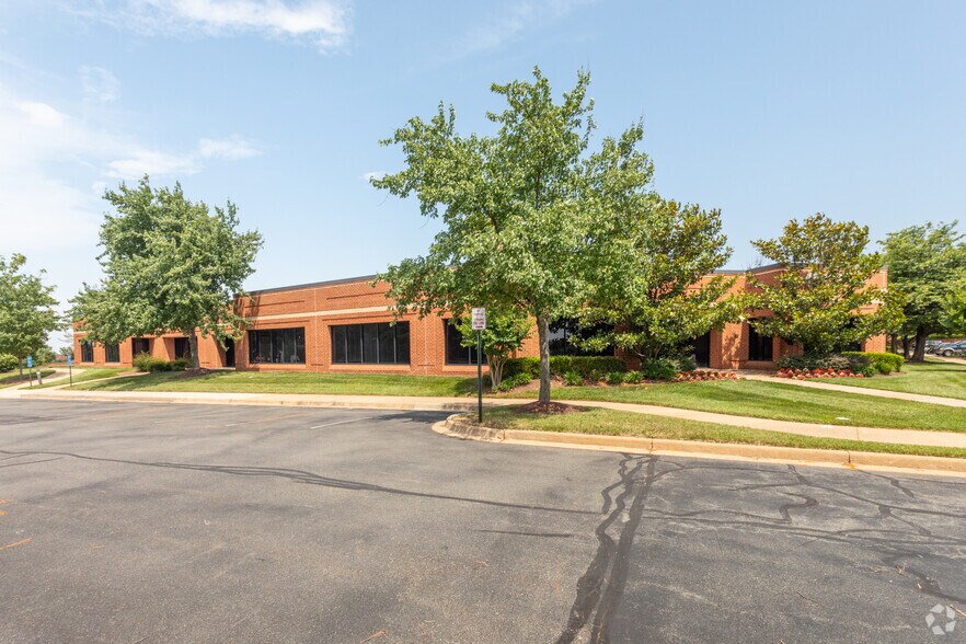 46000 Manekin Plz, Dulles, VA à louer - Photo du bâtiment - Image 2 de 3