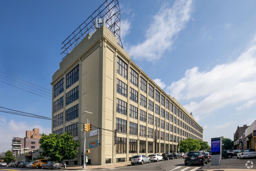 36-36 33rd St, Long Island City, NY à louer - Photo du bâtiment - Image 1 de 9