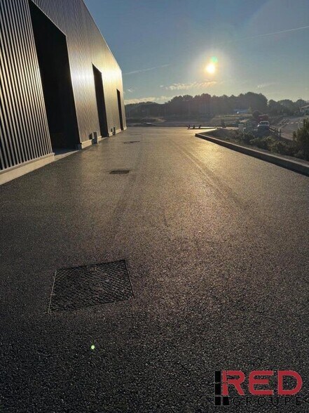 Industrial in Lambesc for lease - Building Photo - Image 3 of 6