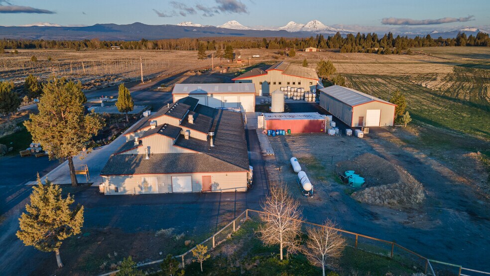 Iconic Farm-To-Bottle Manufacturing Camp portefeuille de 5 propriétés à vendre sur LoopNet.ca - Photo du bâtiment - Image 2 de 113