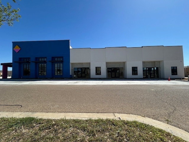 2411 Jacaman Rd, Laredo, TX for lease - Building Photo - Image 1 of 17
