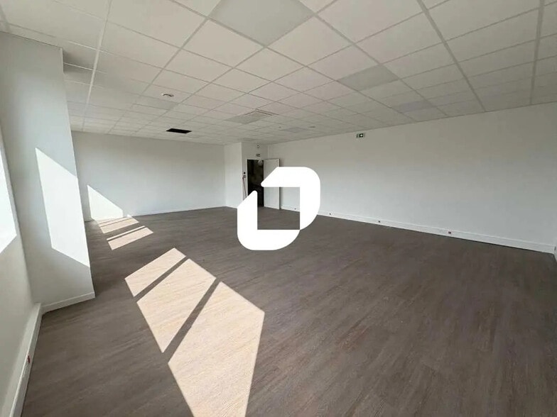 Flex in Poissy for lease - Interior Photo - Image 2 of 7