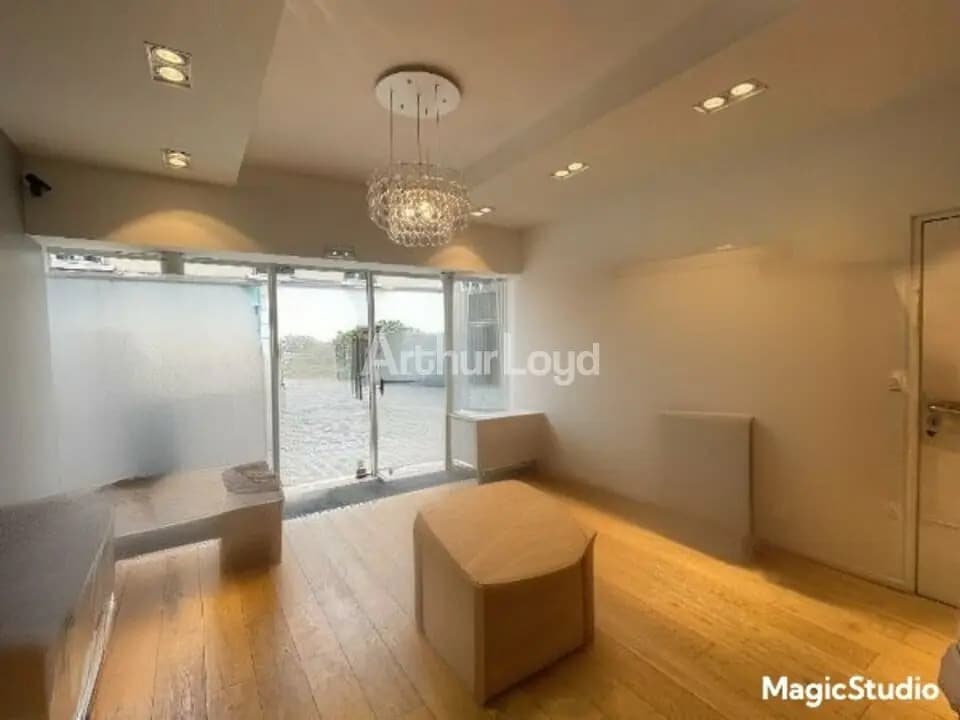 Retail in Reims for lease Interior Photo- Image 1 of 5