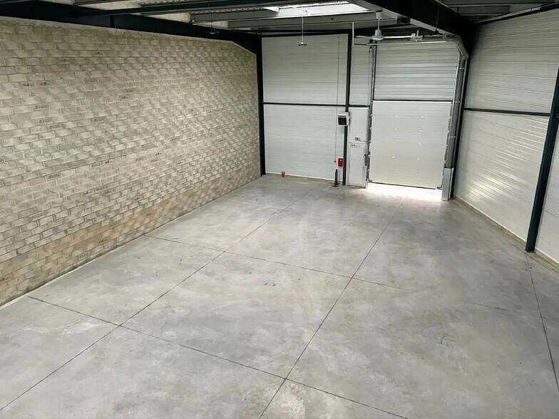 Local d'activités dans Marines à vendre - Photo du bâtiment - Image 3 de 8