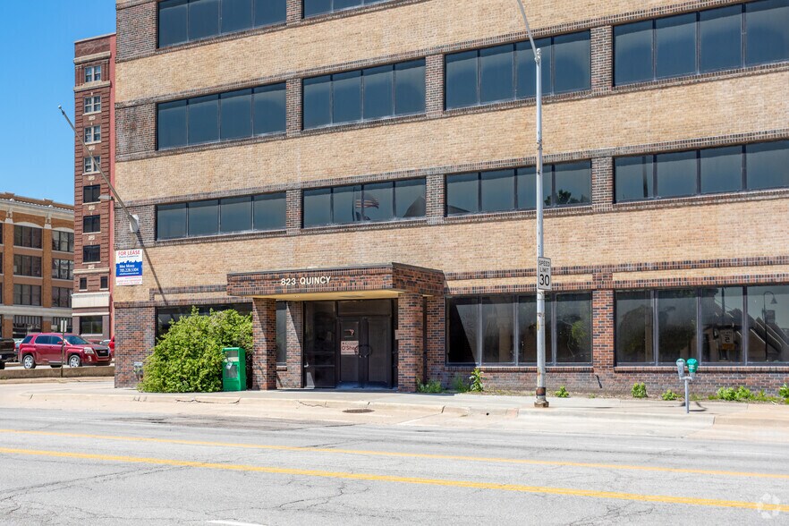 823 SE Quincy St, Topeka, KS à louer - Photo du bâtiment - Image 3 de 6