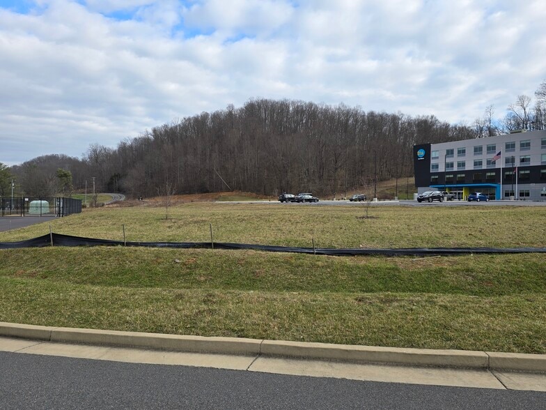 56 Center Pointe Dr, Bristol, TN for sale - Building Photo - Image 3 of 4