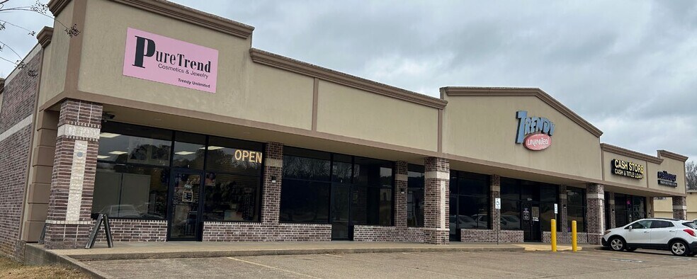 1023 N University Dr, Nacogdoches, TX à louer - Photo du bâtiment - Image 2 de 9