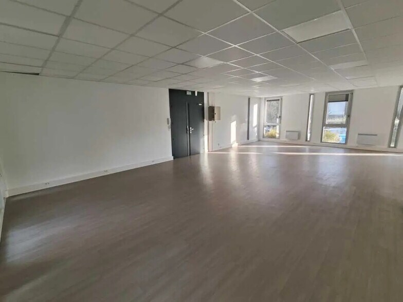 8 Rue Des Frères Caudron, Vélizy-Villacoublay for sale - Interior Photo - Image 2 of 8