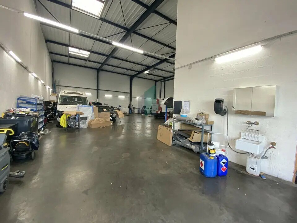 Flex in Viarmes for lease Building Photo- Image 1 of 8