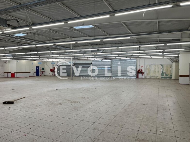 Retail in Savigny Le Temple for lease - Interior Photo - Image 2 of 3