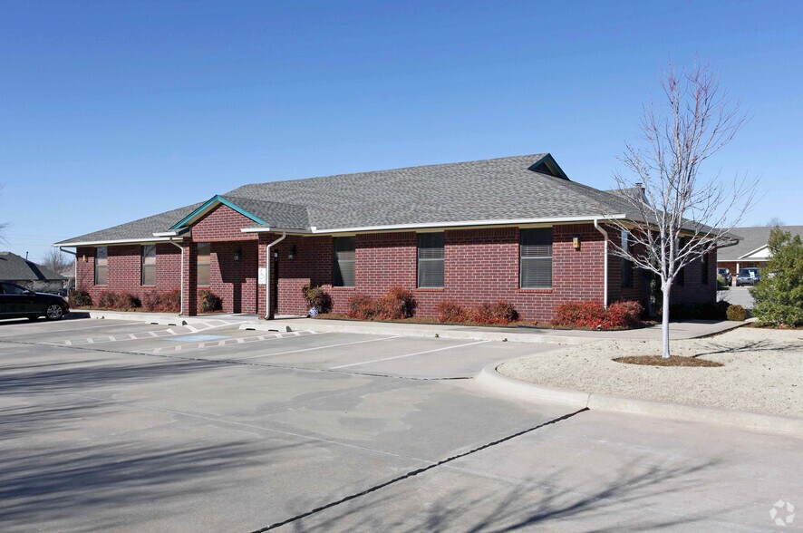10401 Greenbriar Pky, Oklahoma City, OK à louer - Photo du bâtiment - Image 2 de 5