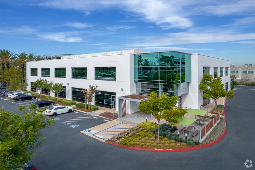 5717 Pacific Center Blvd, San Diego, CA à louer - Photo du bâtiment - Image 2 de 8