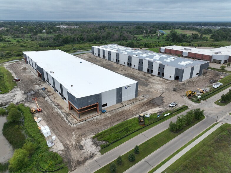 3890 Pheasant Ridge Dr, Blaine, MN à louer - Photo du bâtiment - Image 2 de 6