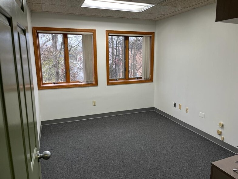3840 Park Ave, Edison, NJ for sale - Interior Photo - Image 2 of 25
