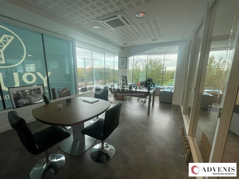 52 Avenue Du Peyrou, Artigues-près-Bordeaux for lease - Interior Photo - Image 3 of 8