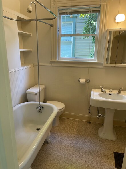 903 SE 17th Ave, Portland, OR for sale - Interior Photo - Image 2 of 8