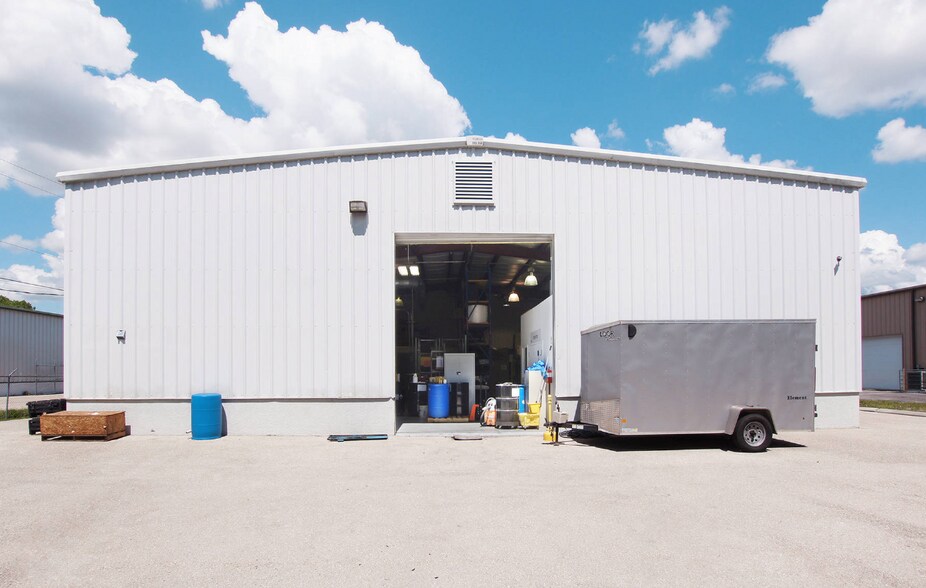 11880 Lacy Ln, Fort Myers, FL à vendre - Photo du bâtiment - Image 3 de 23