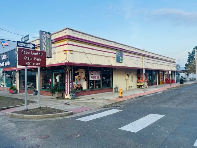 1911 2nd St, Tillamook, OR à vendre - Photo principale - Image 1 de 27