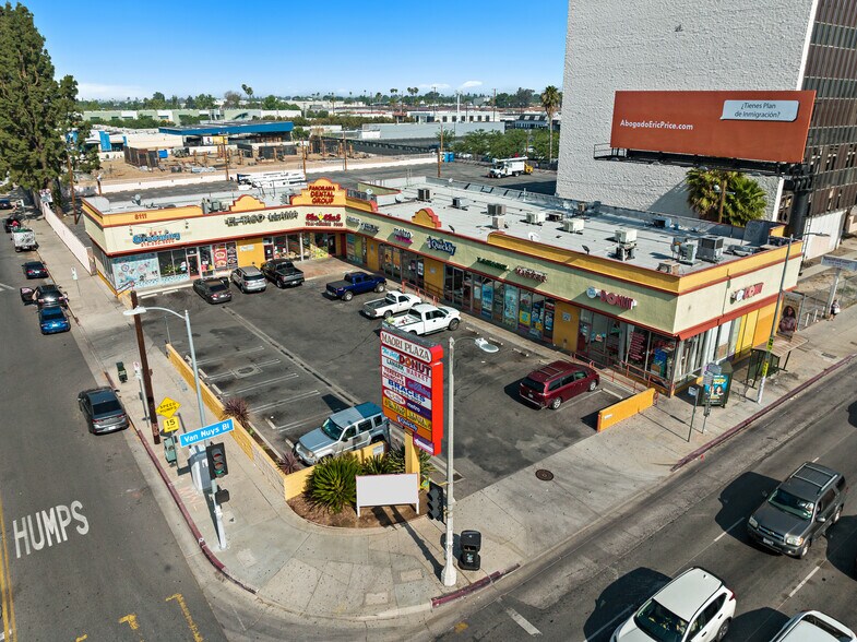 8111 Van Nuys Blvd, Van Nuys, CA à louer - Photo principale - Image 1 de 1