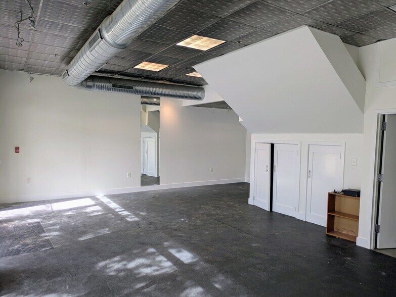 400 W Rosemary St, Chapel Hill, NC à louer - Photo du bâtiment - Image 3 de 8