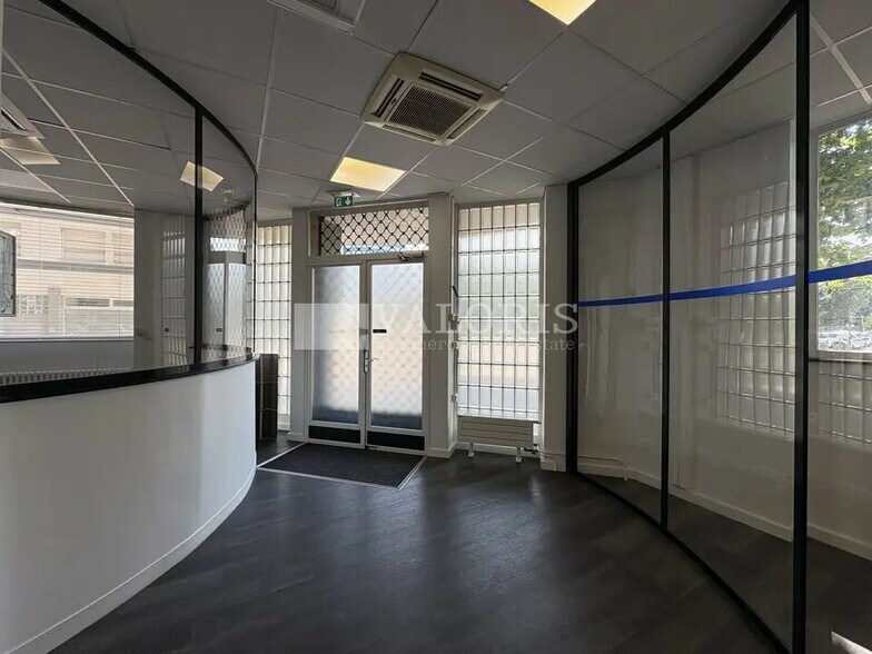 Office in Lyon for lease - Lobby - Image 2 of 9