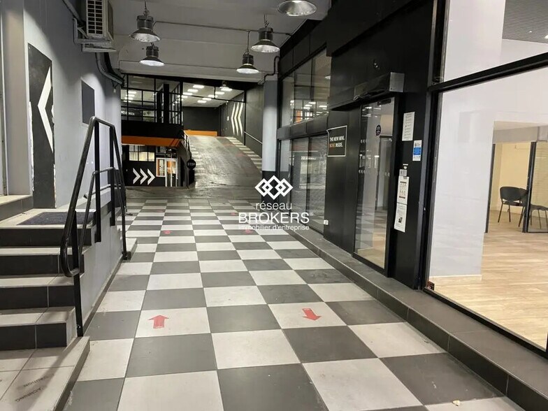 Commerce de détail dans Grenoble à louer - Hall d’entrée - Image 3 de 14