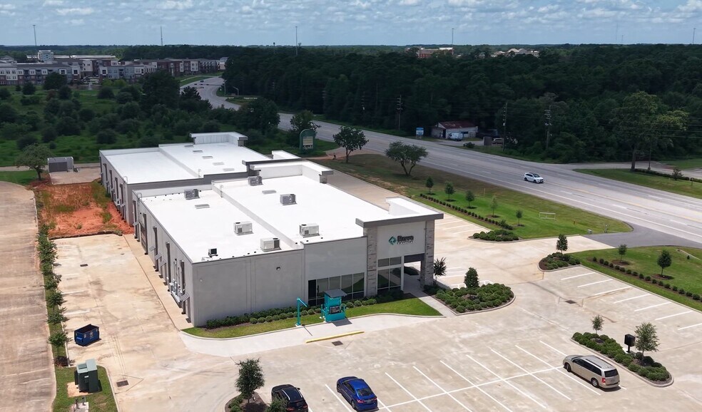 680 N FM 3083 Rd W, Conroe, TX à louer - Vidéo sur l’inscription commerciale - Image 2 de 11