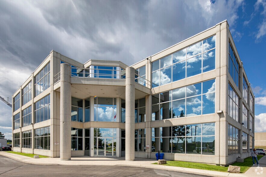 2355 Skymark Ave, Mississauga, ON à louer - Photo du bâtiment - Image 2 de 11