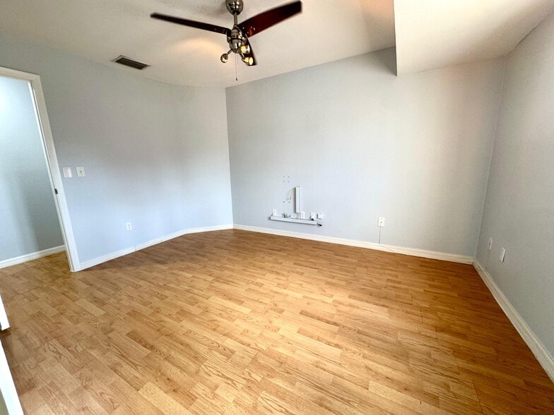 1357 SE Port Saint Lucie Blvd, Port Saint Lucie, FL for lease - Building Photo - Image 3 of 7