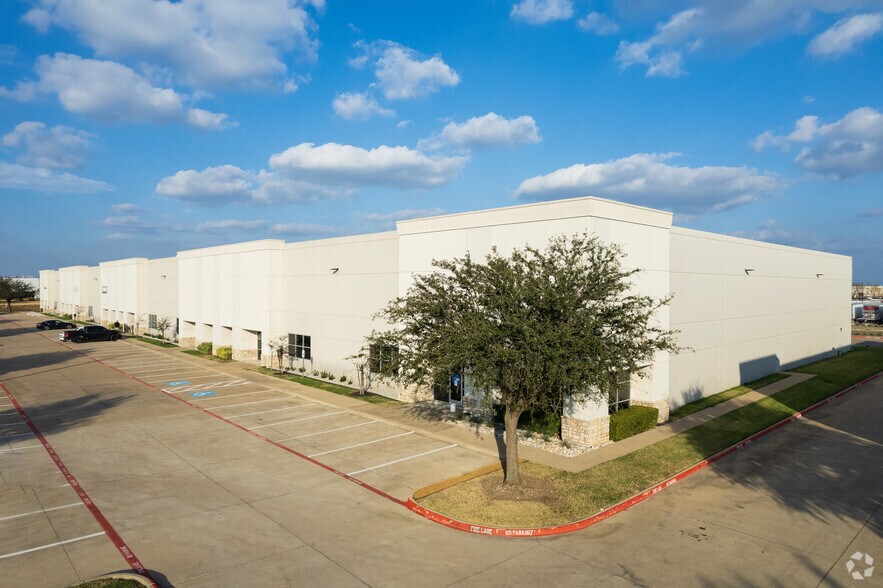 7873-7889 Will Rogers Blvd, Fort Worth, TX à louer - Photo du bâtiment - Image 2 de 2