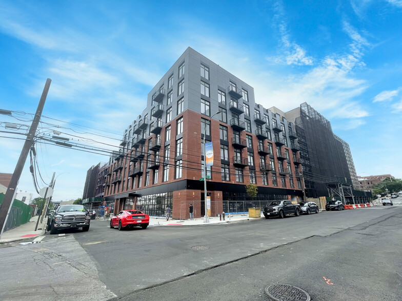 2641 3rd St, Astoria, NY for lease - Building Photo - Image 1 of 1