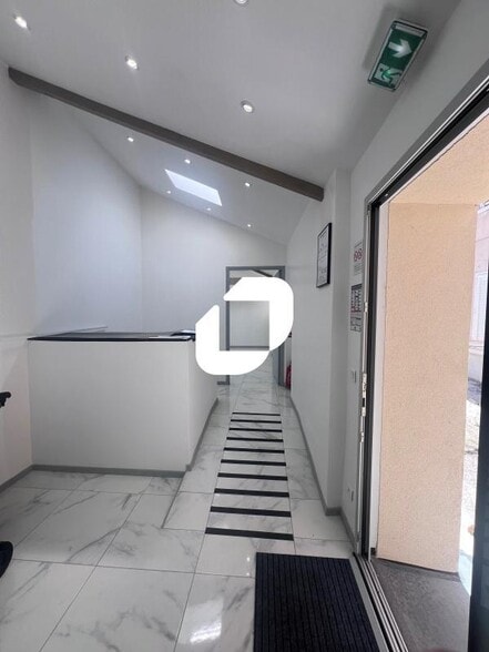 39 Rue De Paris, Gretz-Armainvilliers for sale - Lobby - Image 1 of 2