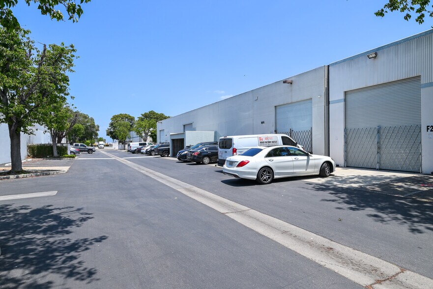 1251-1271 Vanguard Dr, Oxnard, CA à louer - Photo du bâtiment - Image 3 de 7