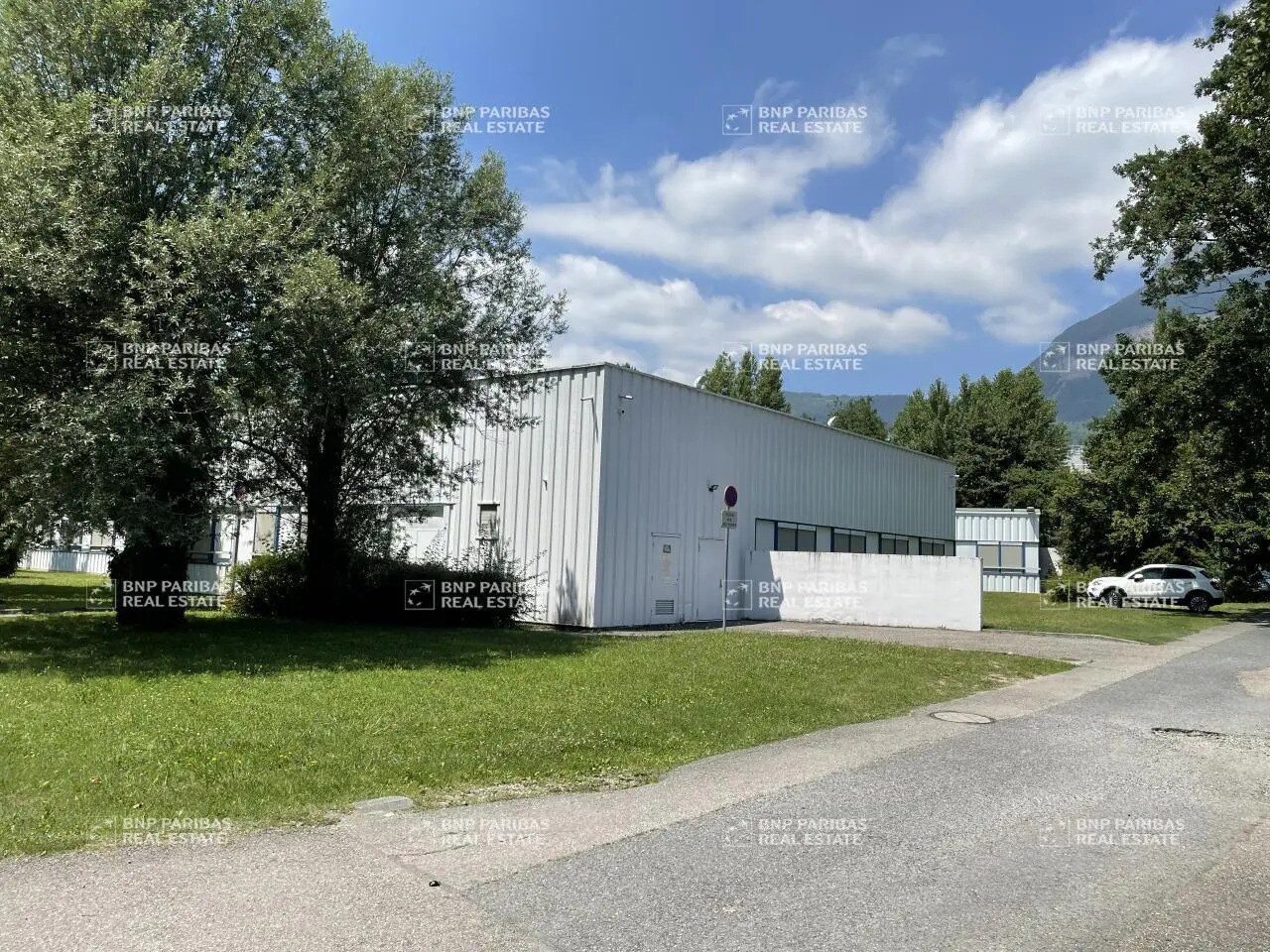 Flex in Meylan for lease Building Photo- Image 1 of 3