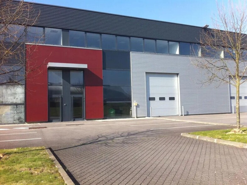 Flex in Élancourt for lease - Building Photo - Image 1 of 4