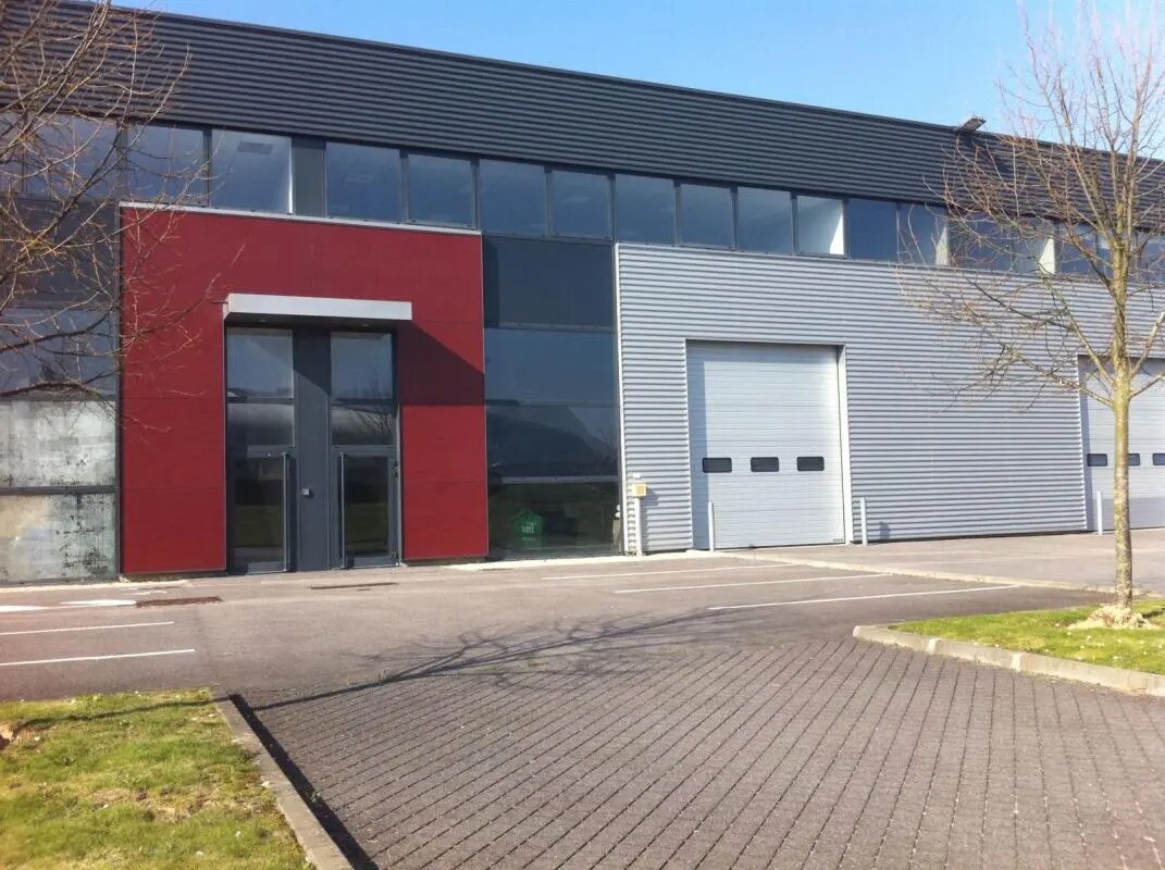 Flex in Élancourt for lease Primary Photo- Image 1 of 5