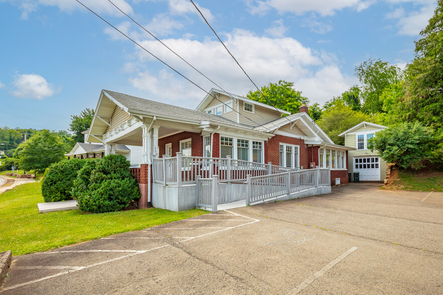 104 E Stuart Dr, Galax, VA à vendre - Photo principale - Image 1 de 1