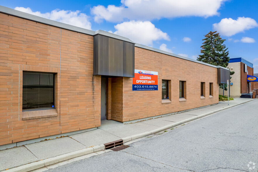 130 Bowness Ctr NW, Calgary, AB for lease - Primary Photo - Image 1 of 6