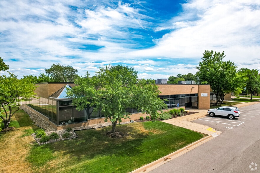 2905 Northwest Blvd, Plymouth, MN for lease - Building Photo - Image 3 of 9