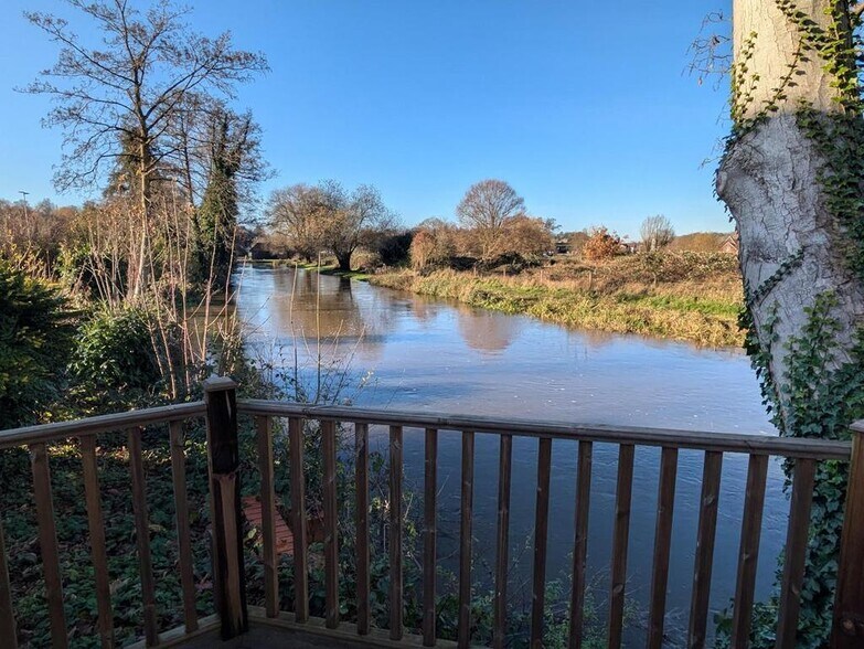 Douglas Dr, Godalming à louer - Photo du bâtiment - Image 3 de 9