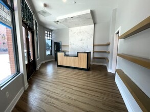 120 S Main St, Grapevine, TX à louer Photo intérieure- Image 2 de 9