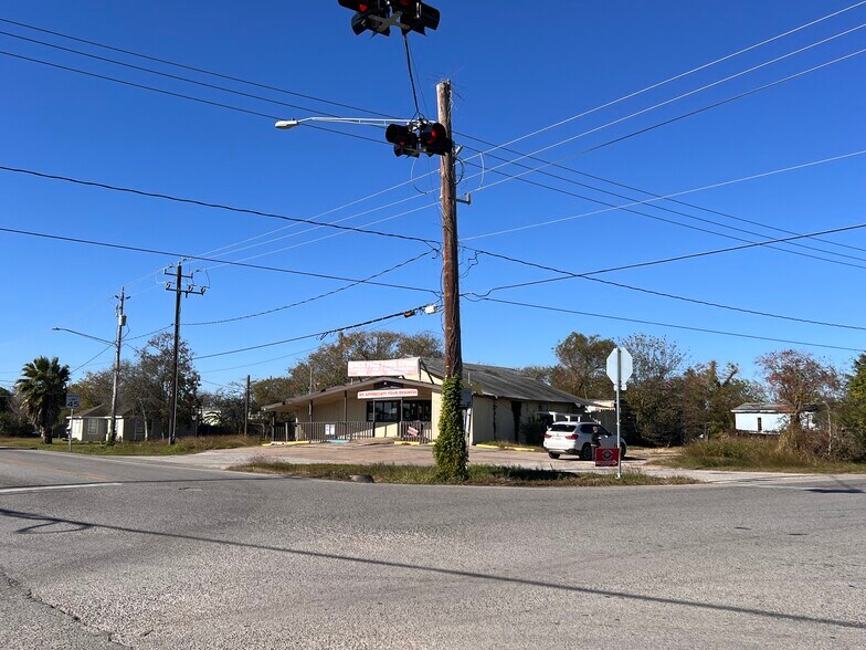 902 FM517, San Leon, TX à louer - Photo du bâtiment - Image 2 de 2