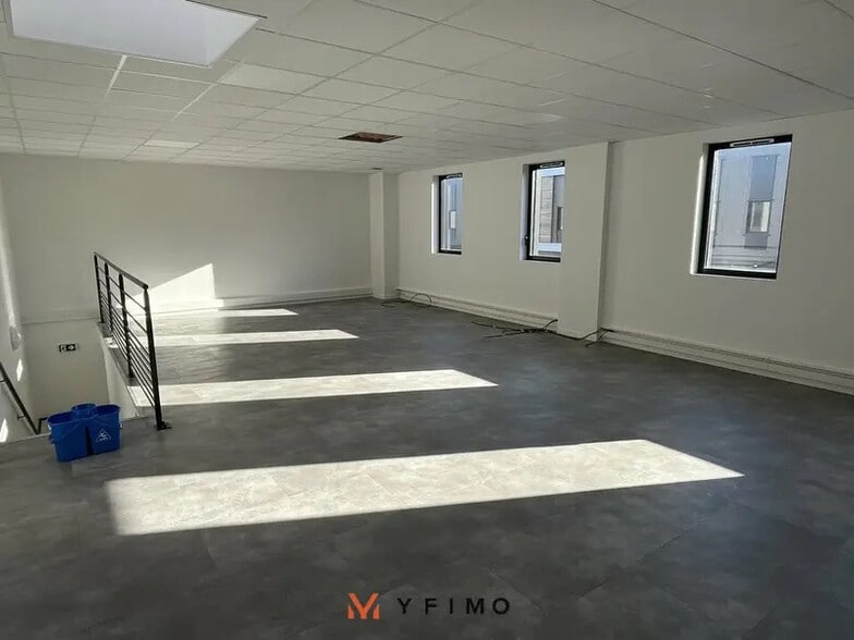 Flex in Les Mureaux for lease - Interior Photo - Image 2 of 6